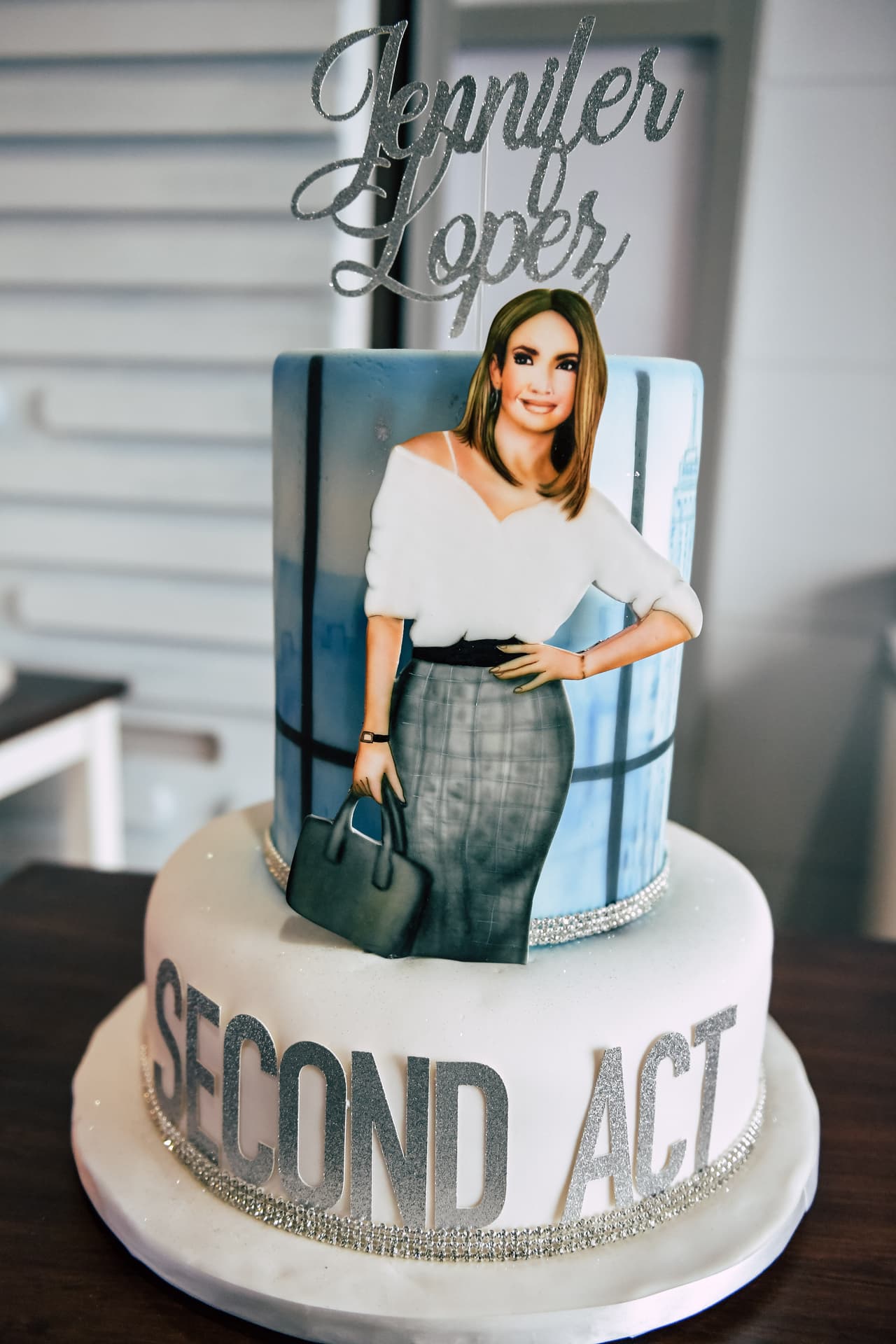 El pastel de JLo fue alusivo a su nueva película 'Second Act'.