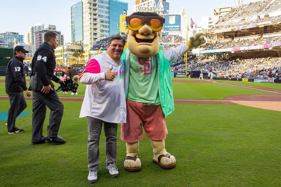 Miguel Herrera lanza la primera bola del Dodgers vs. Padres