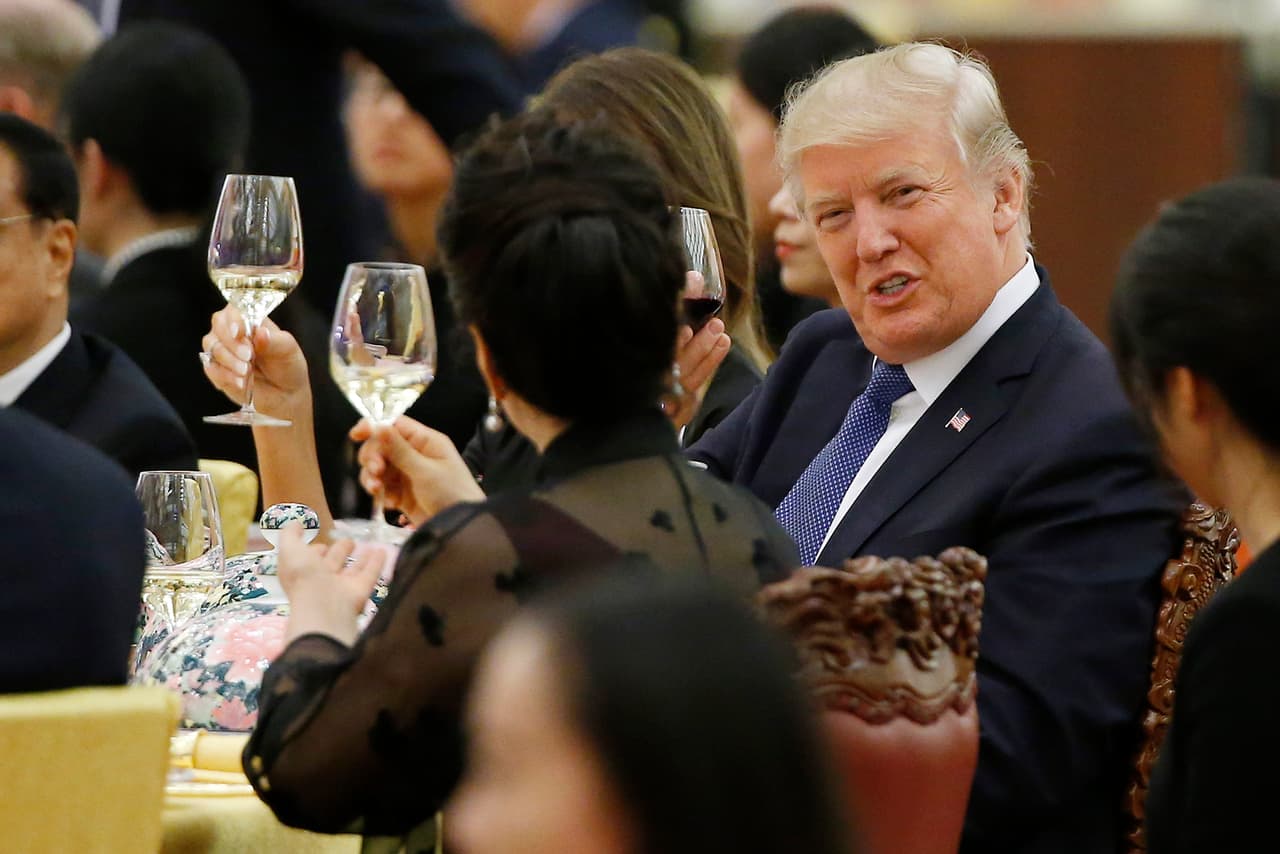 El presidente de EEUU también celebró el éxito de las reuniones bilaterales con China. Algunas de las empresas estadounidenses que se beneficiarán con estos acuerdos son DowDuPont, Caterpillar, General Electric, Honeywell y Qualcomm.