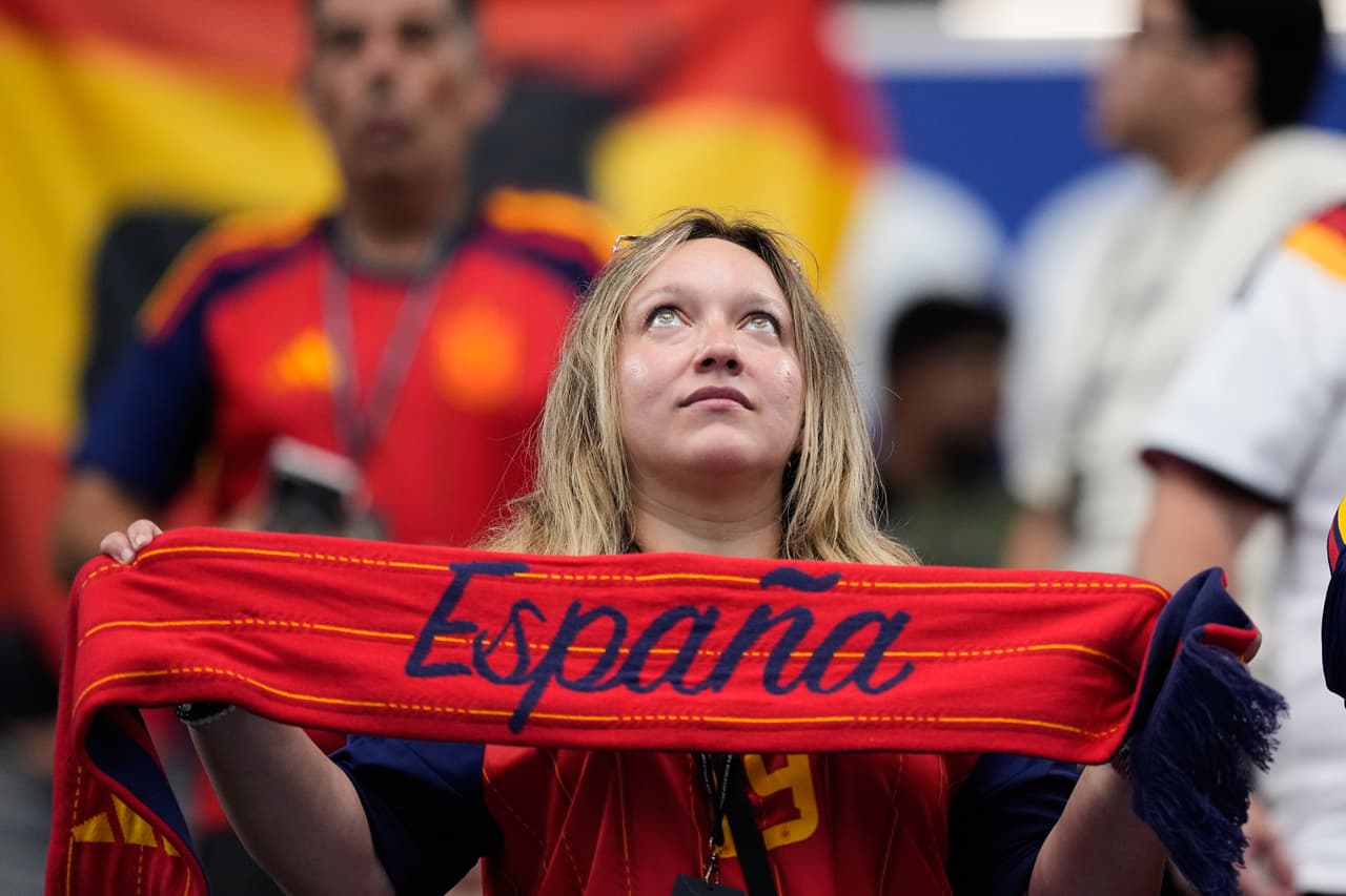 Un aficionado de España sostiene una pancarta antes del partido de octavos de final de la Copa del Mundo contra Portugal en Arlington, Texas, cerca de Dallas, el lunes 6 de julio de 2026.