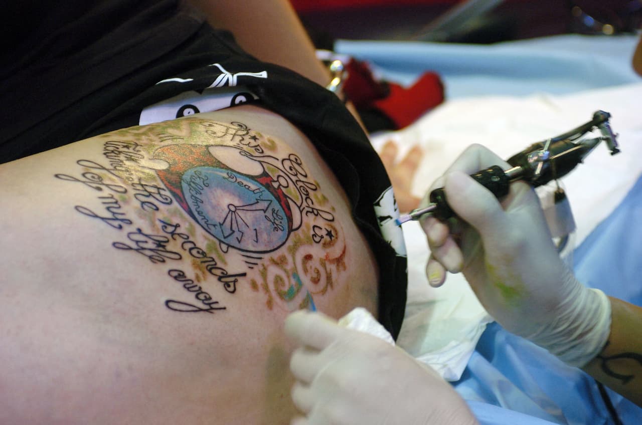 Corte Suprema falla contra inmigrante al que su esposa dice le negaron la 'green card' por sus tatuajes