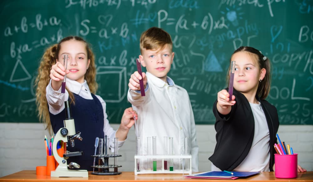 <b>VIRGO</b>
<br>La actitud crítica del niño Virgo al canalizarse adecuadamente lo vuelve un estupendo comentarista y crítico de cine, teatro o literatura. Magníficos maestros y químicos, organizadores de eventos, maestros y médicos, secretarios ejecutivos, bibliotecarios y analistas.