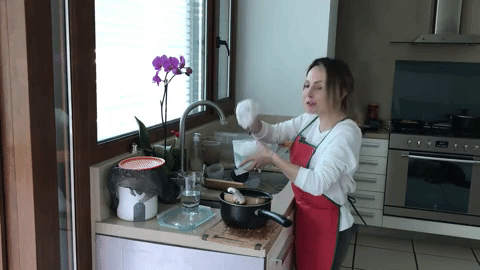 La cantante - que contrajo nupcias en 2017- muestra en sus videos parte de su nueva vida como casada, el backstage del show '90s Pop tour' donde participa y la forma en la que acopla su carrera, con sus actividades diarias.