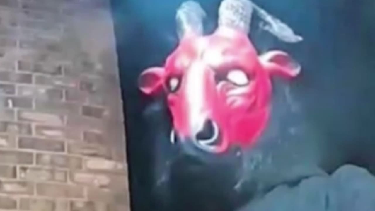 El enmascarado fue visto caminar cerca de la calle Hebron Parkway y la autopista 121, esto el sábado pasado por la noche.