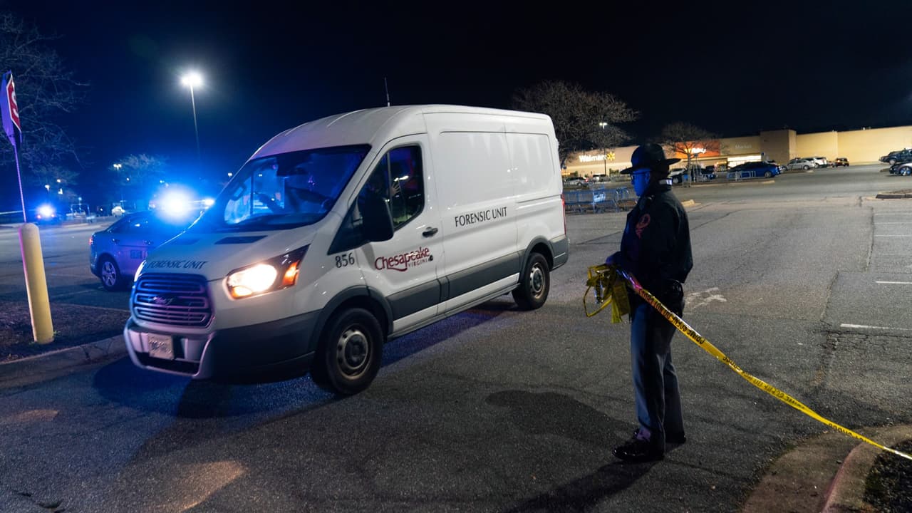 A las 10:16 ingresaron agentes a la tienda.