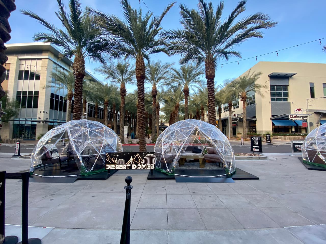 Cada domo con calefacción está decorado con “asientos cómodos” e iluminación ambiental.
<br>