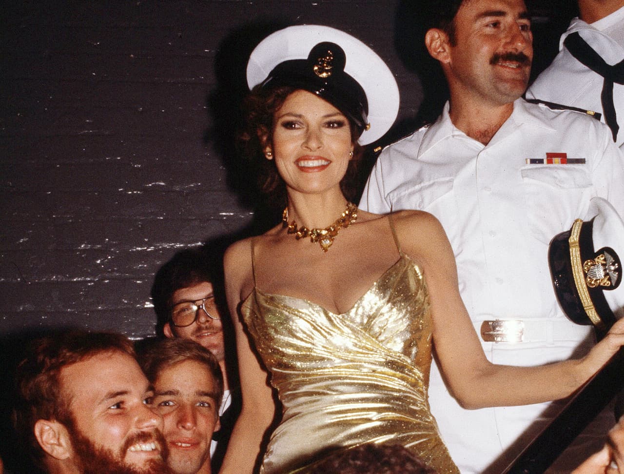 La actriz Raquel Welch en una imagen tomada en Nueva York el 3 de julio de 1982, en la que aparece con algunos tripulantes del USS Saipan. 
<br>