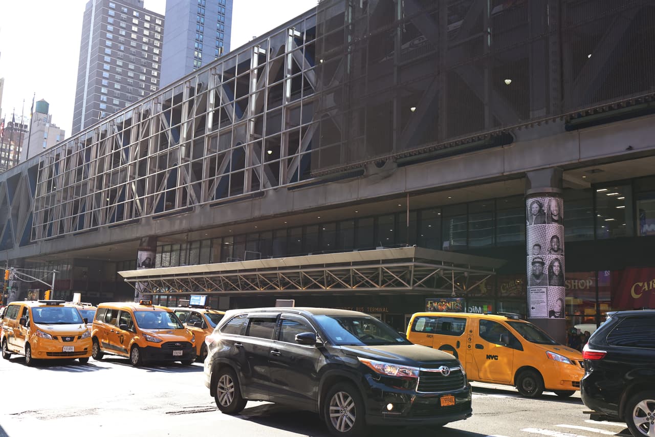 Arrestan a un hombre con un arsenal de armas mientras dormía en Port Authority