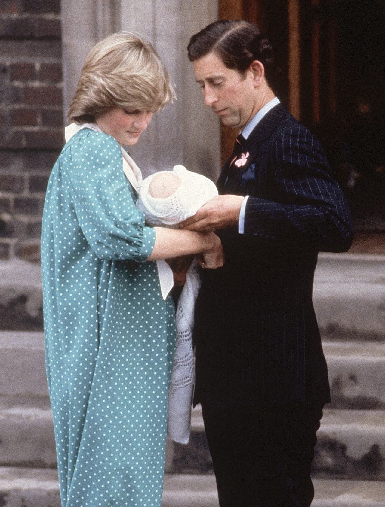 <b>22 junio 1982</b>
<br>El príncipe Carlos y la princesa Diana de Gales presentaron al recién nacido (y heredero de la corona británica) William al frente del hsopital St. Mary en Londres.