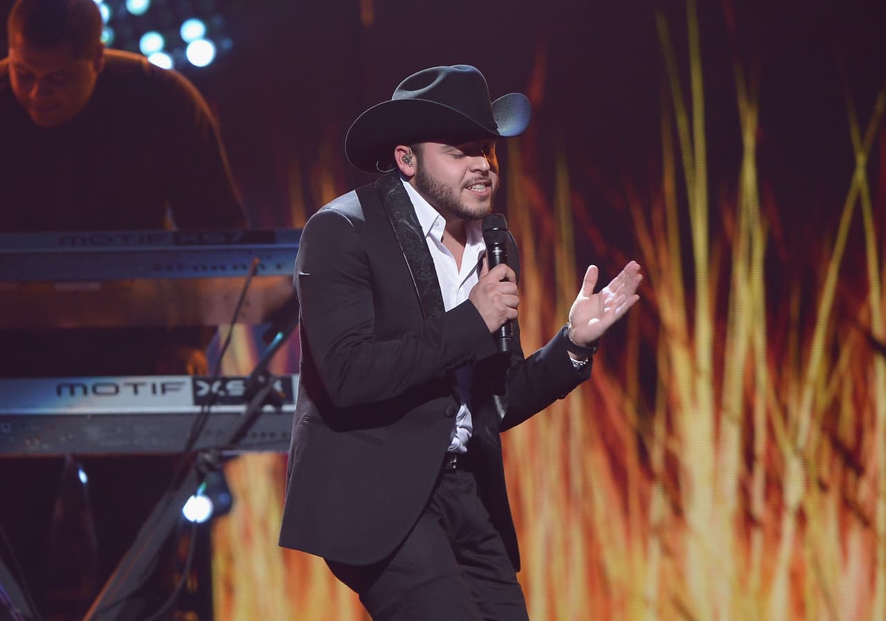 Entre otras cosas, Gerardo se presentaría en un palenque de los Altos de Jalisco, pero este fue clausurado pues se encontró droga en el lugar.