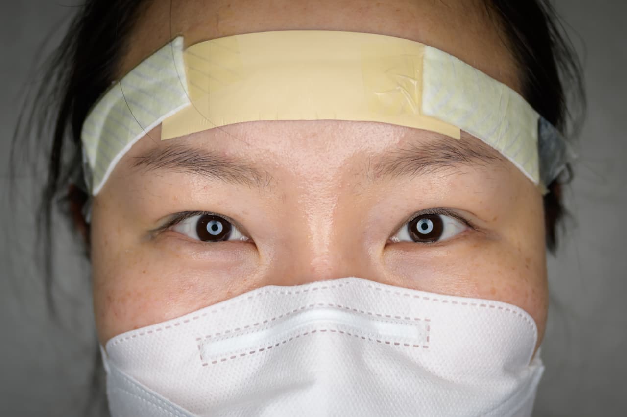 Se calcula que en Corea del Sur lograron hacer el test del coronavirus a 20,000 personas diarias. Es el país que ha hecho más exámenes por persona y de forma gratuita. "Pronto sucederá algo bueno, dijó la enfermera Park Hye-mi (en la fotografía).