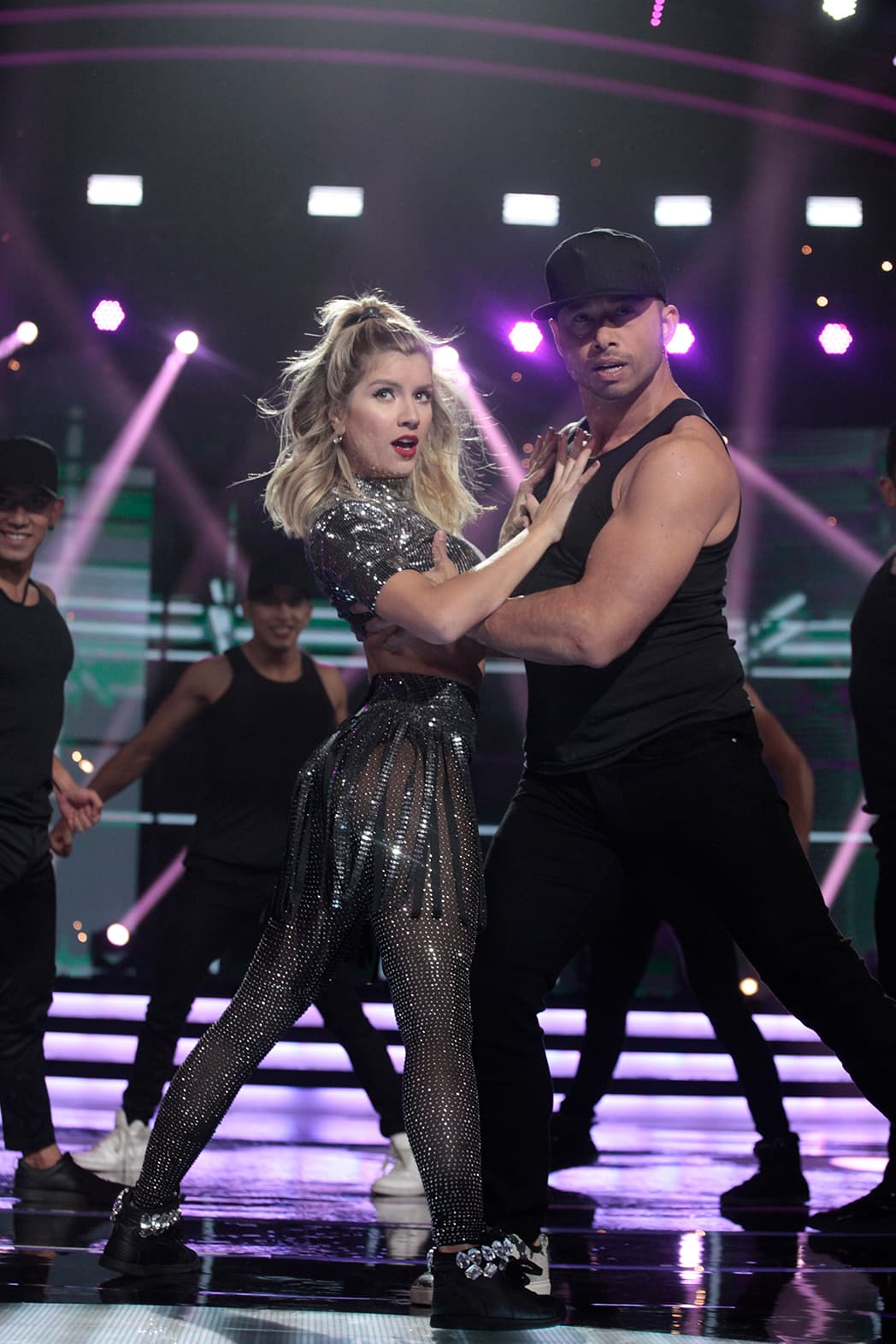 Esta noche contó con una visita muy especial, la bailarina argentina Laurita Fernández llegó al escenario para demostrar su habilidad para el baile y para criticar a los participantes, especialmente a los bailarines.