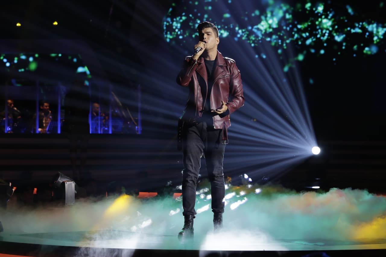 Jonathan se valió de su voz y talento y cantó como nunca 'Me Has enseñado Tú'.