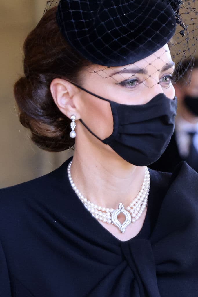Eligió un 
<b>collar de perlas</b> que hace juego con los aretes que son parte de la colección privada de la reina Isabel II.
<br>