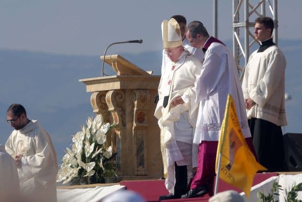 Después de almorzar con los pobres del pueblo que son atendidos por la diócesis de Cassano, Francisco se dirigió a Síbari, en la vecina provincia calabresa de Cosenza.