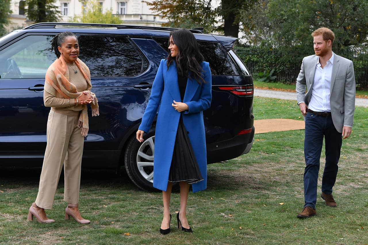 <b>20 de septiembre de 2018</b>
<br>
<br>Meghan Markle contó con la presencia de su mamá, Doria Ragland, en su 
<b><a href="https://www.univision.com/estilo-de-vida/moda/asi-se-vistio-meghan-para-su-primer-evento-como-anfitriona-fotos#f9afa6280000" target="_blank">primer evento</a> </b>como anfitriona en el palacio de Kensington.