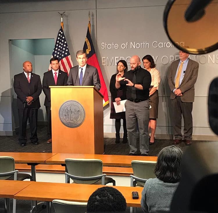 Un segundo caso del nuevo cororavirus fue confirmado el 6 de marzo por el gobernador de Carolina del Norte, Roy Cooper.