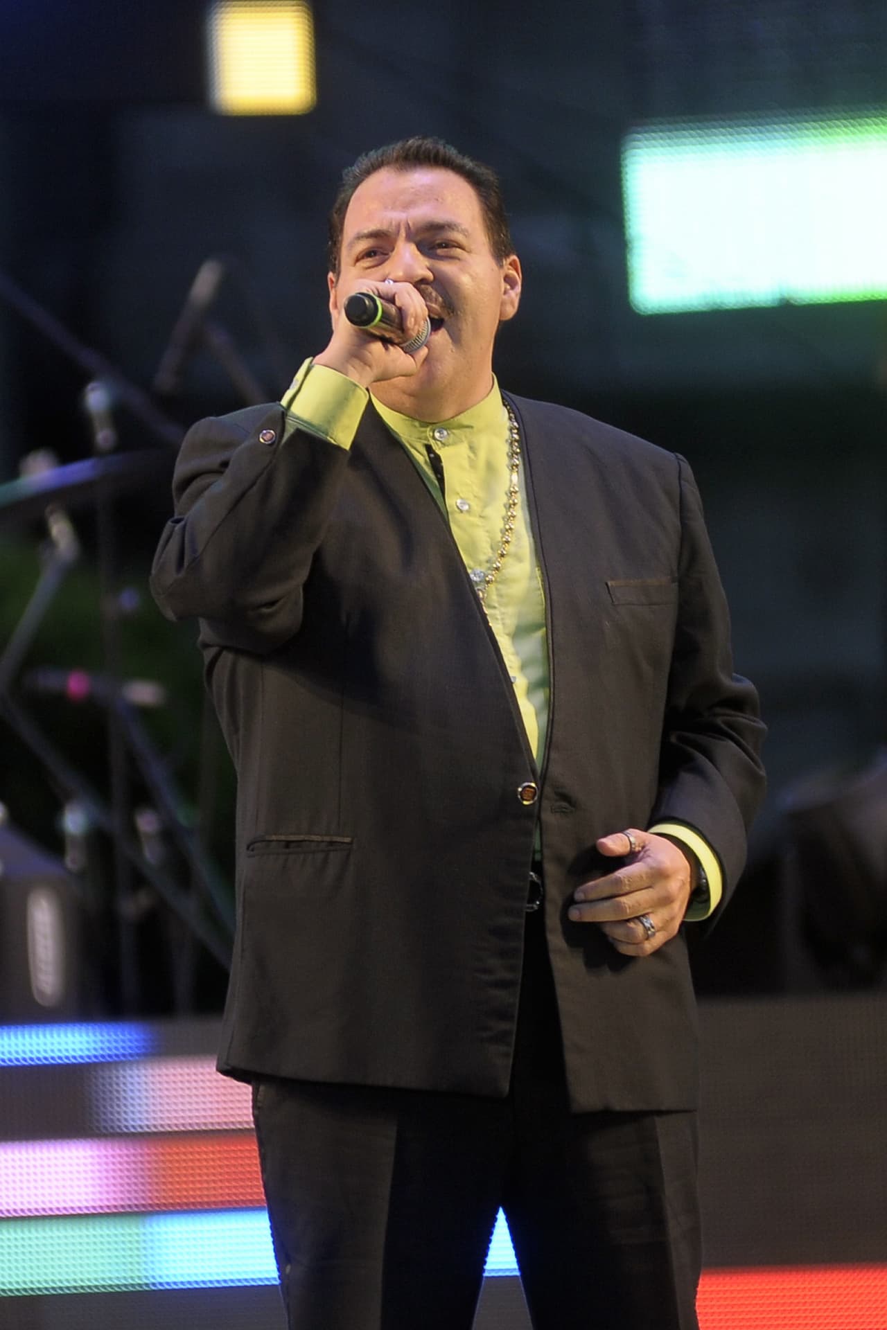 El reconocido cantante de banda sinaloense, Julio Preciado, ofreció una rueda de prensa antes de su presentación en la Feria Nacional de Fresnillo el pasado 28 de agosto, en donde admitió que uno de sus riñones pronto dejará de funcionar, por lo cual, sus doctores le sugirieron que alguno de sus hermanos haga la noble labor de donarle el órgano que tanto necesita.