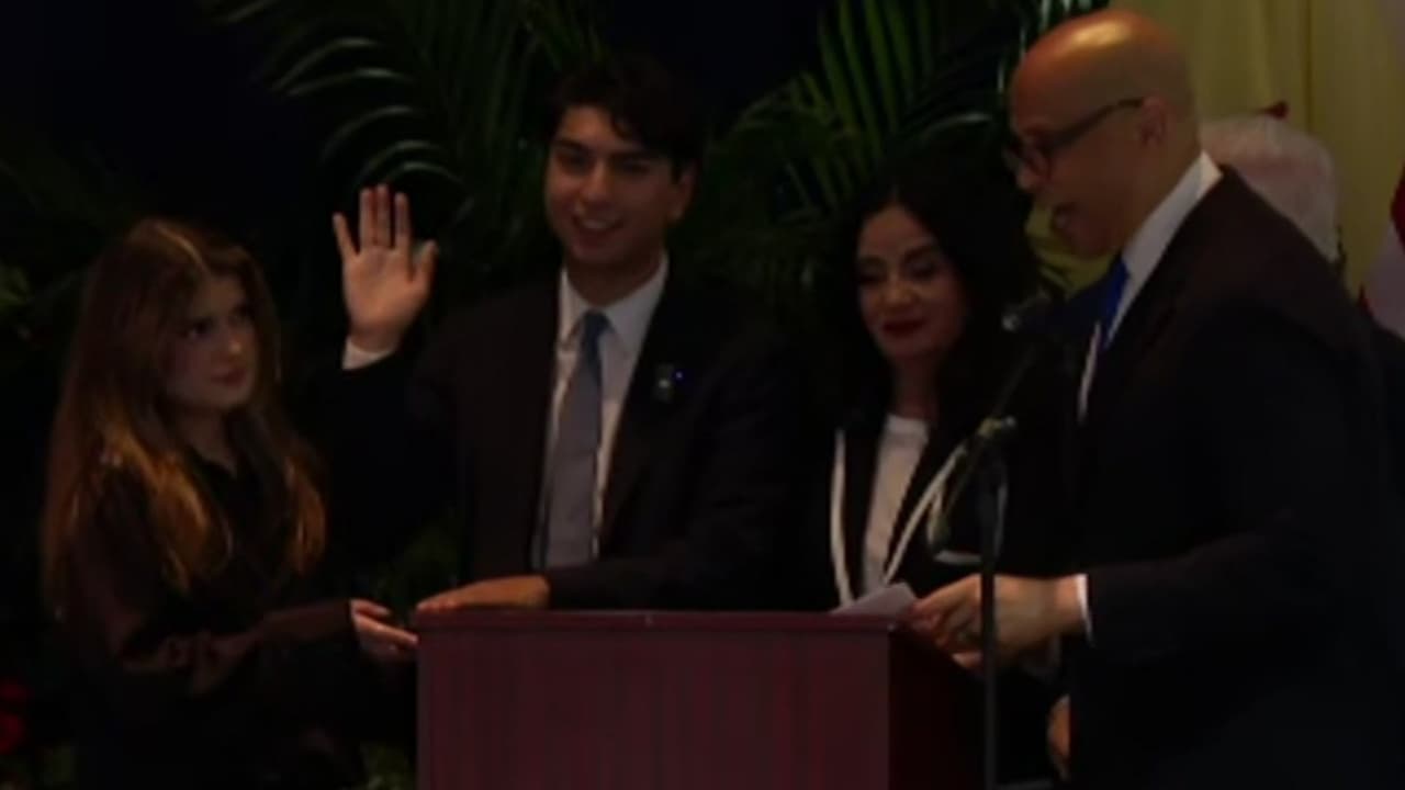 Frank Velez hace historia como el alcalde más joven de Nueva Jersey