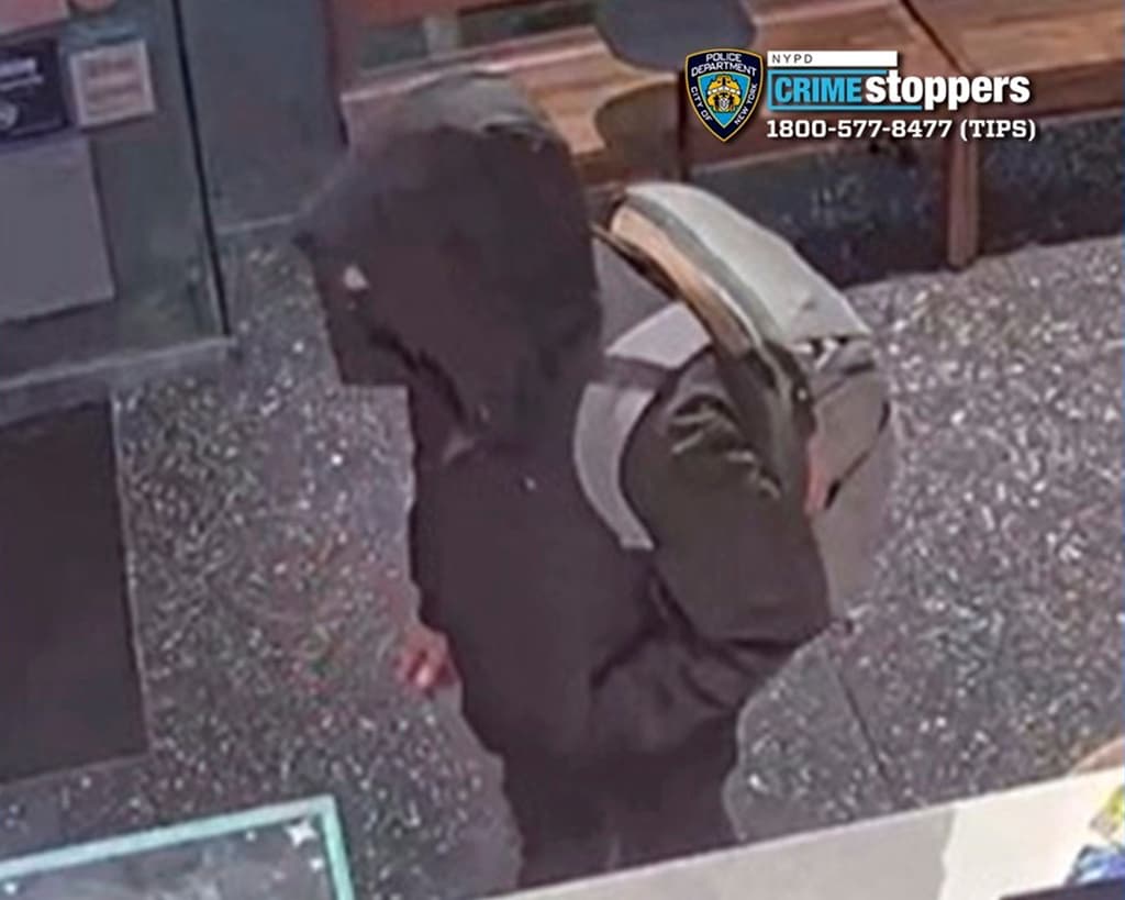 El incidente ocurrió alrededor de las 6:45 am cuando Thompson, de 50 años, caminaba solo hacia el New York Hilton Midtown, donde se celebraría la conferencia de inversionistas de la compañía. La víctima recibió impactos de bala en la espalda y en la pantorrilla.