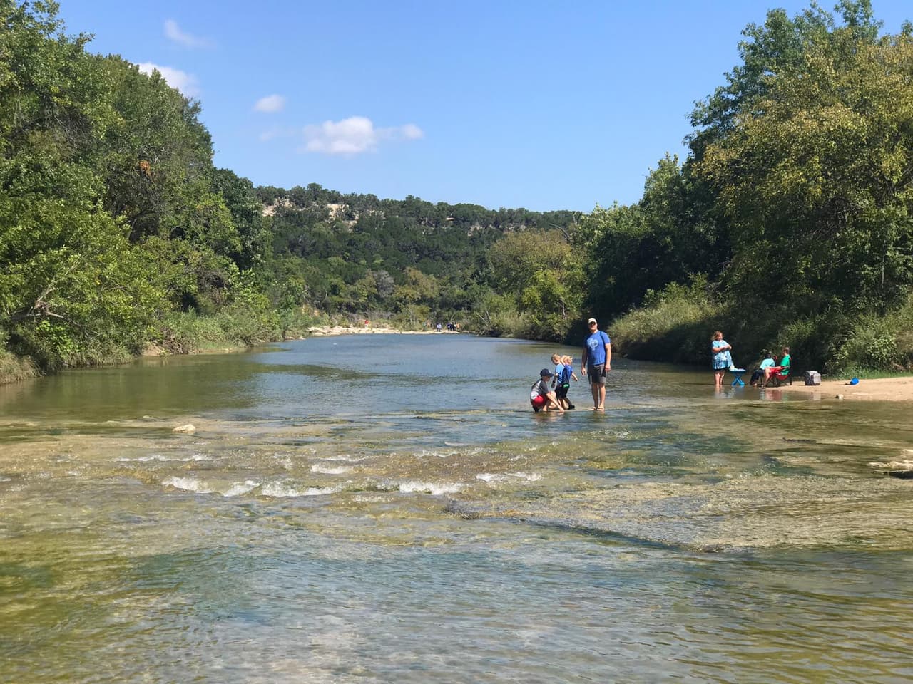 Recomiendan empacar suficiente agua y alimentos para los que desean caminar los senderos que consisten de varias millas, ya que según el sitio web de Dinosaur Valley, el parque cuenta con mas de 20 millas de caminos de exploración.
