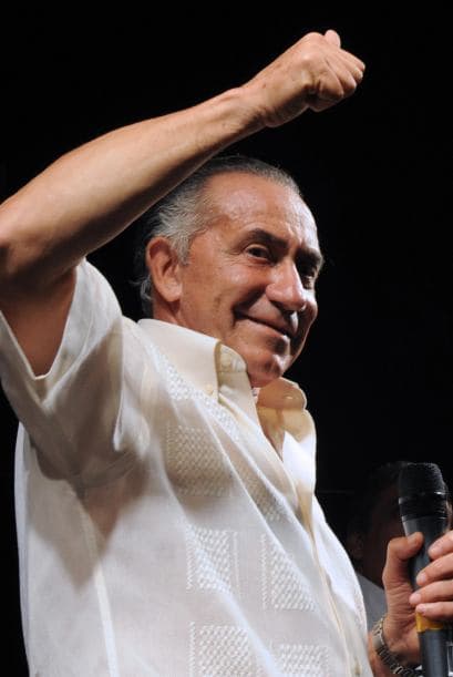 Cuando Carlos Menem acabó su mandato, Oviedo pasó a la clandestinidad y pronto se le acusó de instigar una nueva intentona golpista protagonizada el 18 de mayo de 2000 por seguidores "oviedistas" en Asunción, y rápidamente sofocada. Detenido el 11 de junio de 2000 en Foz do Iguazú (Brasil), fue trasladado a una prisión de Brasilia y Paraguay solicitó su extradición por los hechos del "marzo paraguayo", sin éxito, pues el Supremo brasileño vio en el caso "motivaciones políticas".