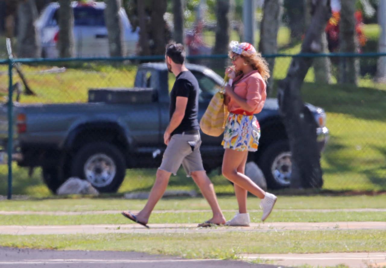 Beyoncé viaja en helicóptero.