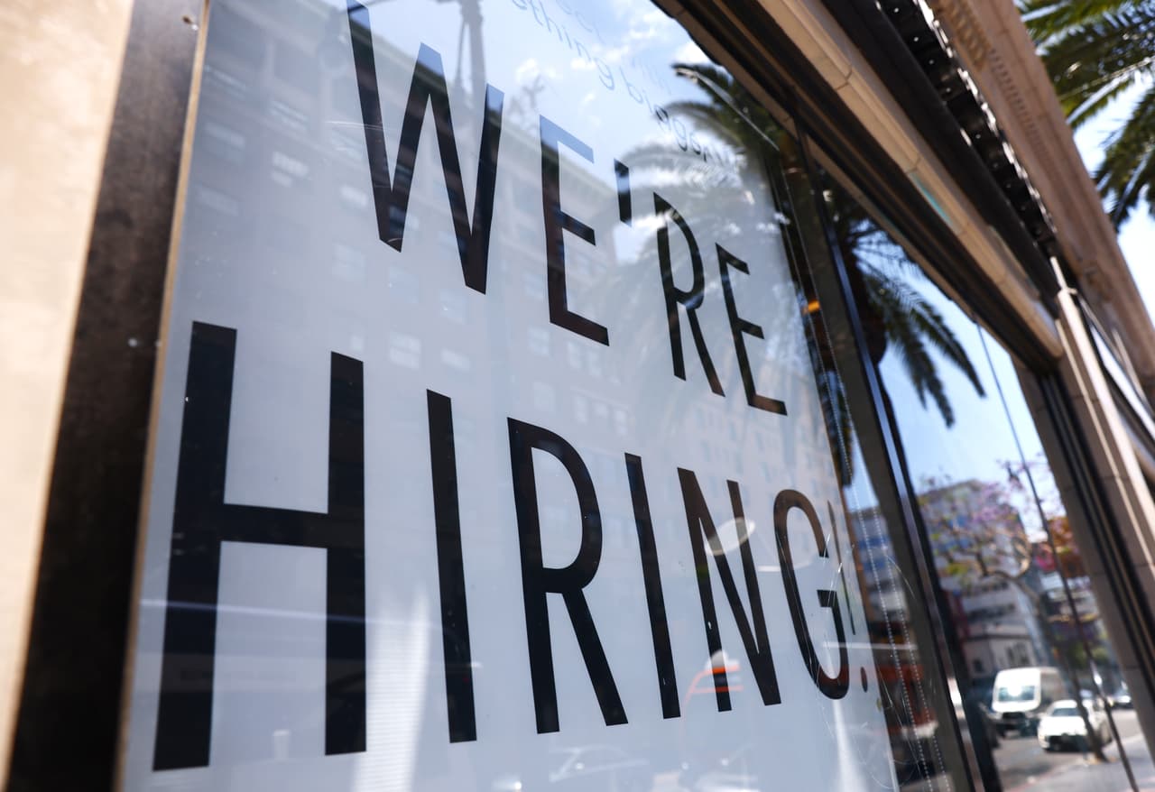 Los
<a href="https://www.univision.com/local/dallas-kuvn/el-irs-inicia-proceso-de-reembolsos-por-desempleo-en-el-norte-de-texas">pagos de desempleo</a> semanales adicionales de $300 aprobados por el Congreso y el presidente
<a href="https://www.univision.com/temas/joe-biden">Joe Biden </a>e stán programados para durar hasta septiembre.
<br>
<br>Pero Abbott dice que hay muchos trabajos disponibles en Texas, por lo que está cancelando el dinero federal antes de tiempo para presionar a más personas para que vuelvan a trabajar.