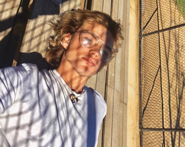 Pero su popularidad va más alla de las pasarelas, pues el modelo poco a poco se convierte en una estrella de las redes sociales, pues ya cuenta con más de 600 mil seguidores en Instagram, y contando.