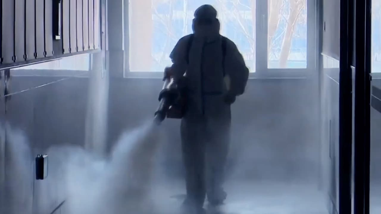 Calles vacías y desinfección por todas partes: rebrote de covid con confinamientos masivos en China