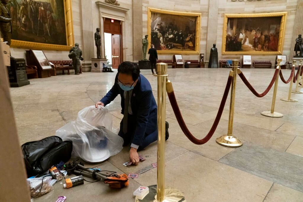 Algunos congresistas ayudaron a recoger la basura que dejó turba que invadió el Congreso. En la fotografía Andi Kim, representante demócrata por Nueva Jersey.
<br>