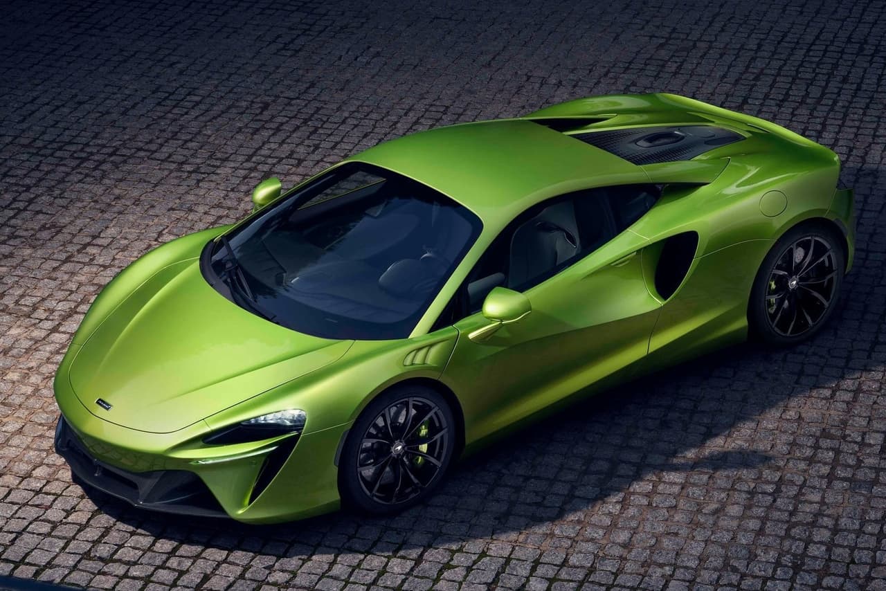 Este recibe el nombre de Artura y es también su primer modelo en incorporar un nuevo motor V6, en utilizar la nueva arquitectura MCLA, diseñada especialmente para modelos electrificados, y en incorporar un diferencial de deslizamiento limitado electrónico.