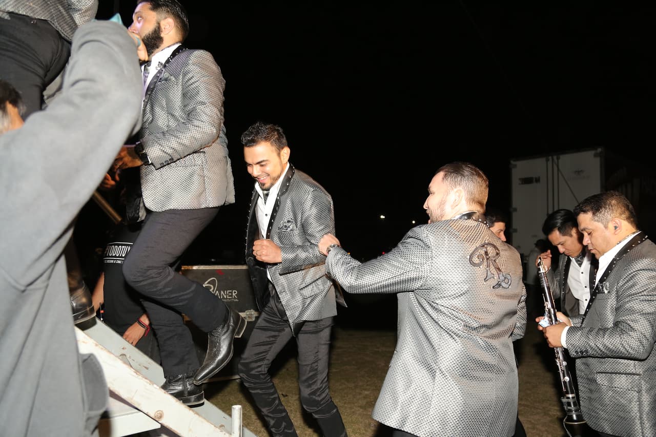 En el bus también se ponen su vestuario.