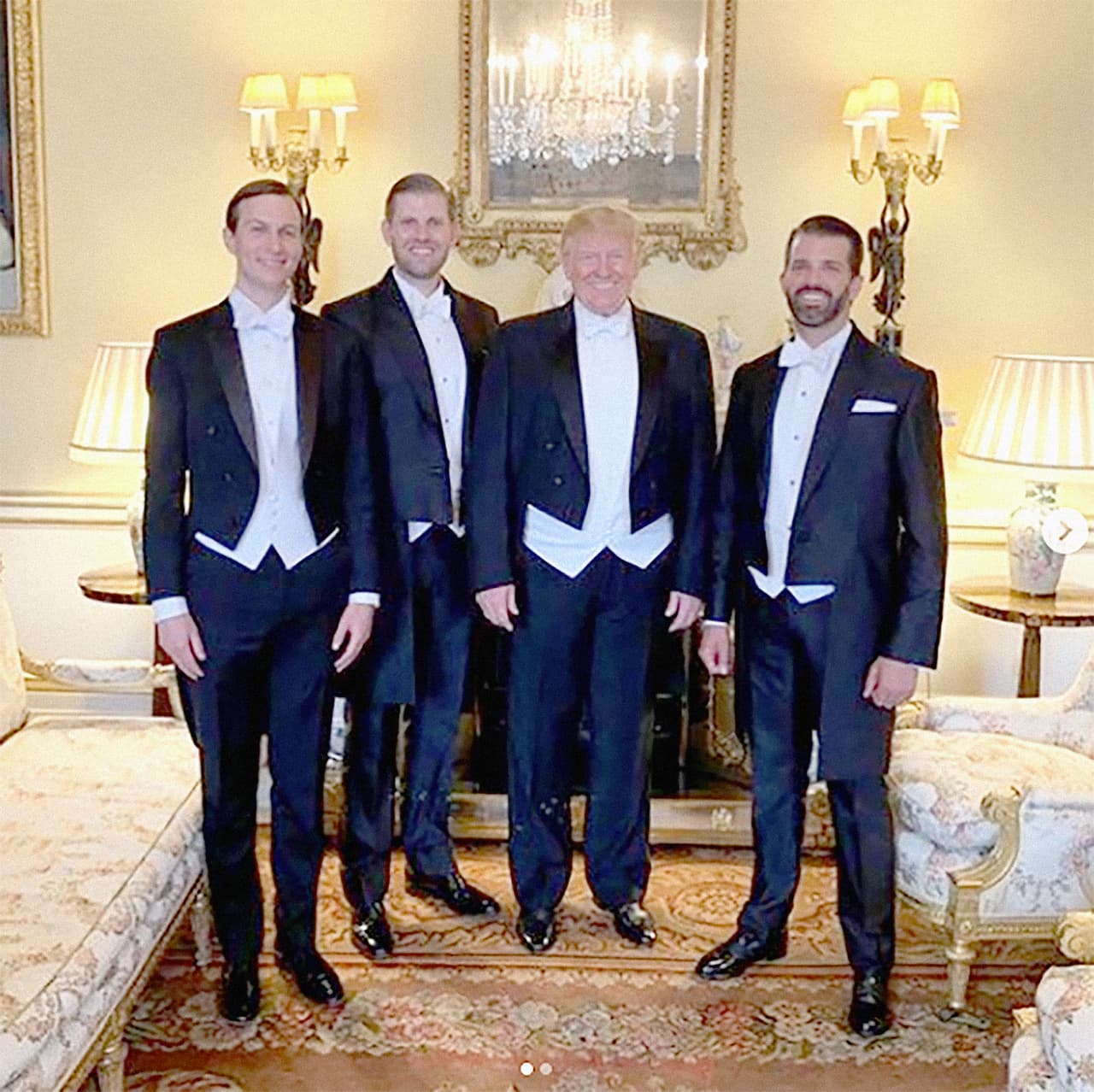 En la foto, todos de esmoquin, Jared Kushner, esposo de Ivanka Trump, junto a Eric Trump, el presidente, y Donald Trump Jr. En la cena participaron la reina, el príncipe Carlos y su esposa Camilla, y los hijos de Carlos, los príncipes Willaim y Henry, con sus esposas. / Crédito: Instagram 
<a href="https://www.instagram.com/erictrump/?hl=en" target="_blank">Eric Trump </a>