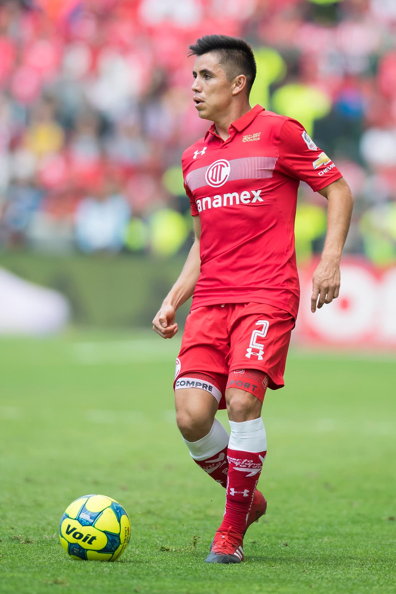 Efraín Velarde y Toluca reestrenaron su estadio. Lo hicieron ante el América y respondieron con aplomo. El defensa tuvo la encomienda de detener a Renato Ibarra y Darwin Quintero. Lo hizo de buena manera.