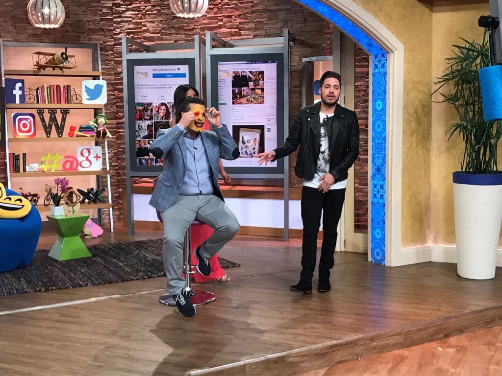 ¿Y esto cómo se quita? Marco ya no quería ser un emoji sonriente.