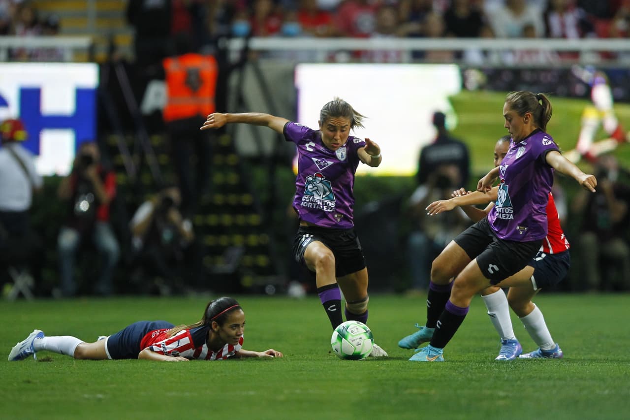 Chivas cayó en la vuelta, pero se impuso en el global gracias al triunfo en la ida y Blanca Félix se erigió como la heroína tras atajarle un penal a Charlyn Corral.