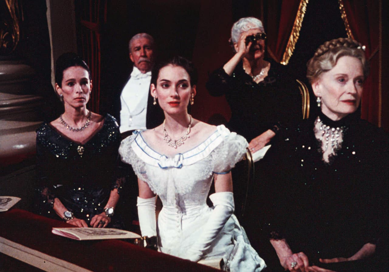 <b>‘La edad de la inocencia’</b>
<br>En 1993 Winona Ryder participó en ‘La edad de la inocencia’, película por la que fue nominada a un Óscar a la Mejor Actriz de Reparto y ganó un Globo de Oro en la misma categoría. En ella era May Welland, una joven neoyorquina encantadora que a pesar de todas sus cualidades, no logra cumplir con las expectativas de su futuro esposo.