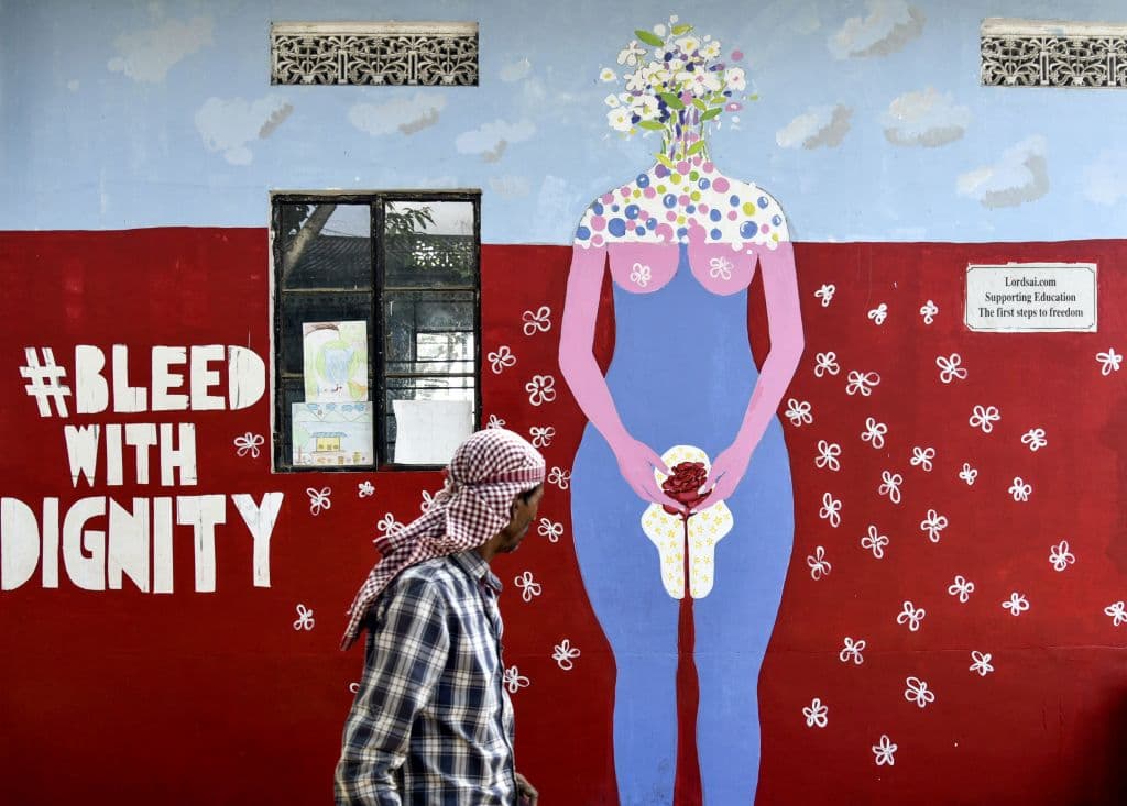 El
<b>Día de la Higiene Menstrual</b>, que se celebra el 28 de mayo, sirve para concienciar sobre la importancia del acceso a los productos menstruales. En la fotografía, un mural en la India dice
<b>"sangrar con dignidad"</b> en las paredes de una escuela de niños de pocos recursos.