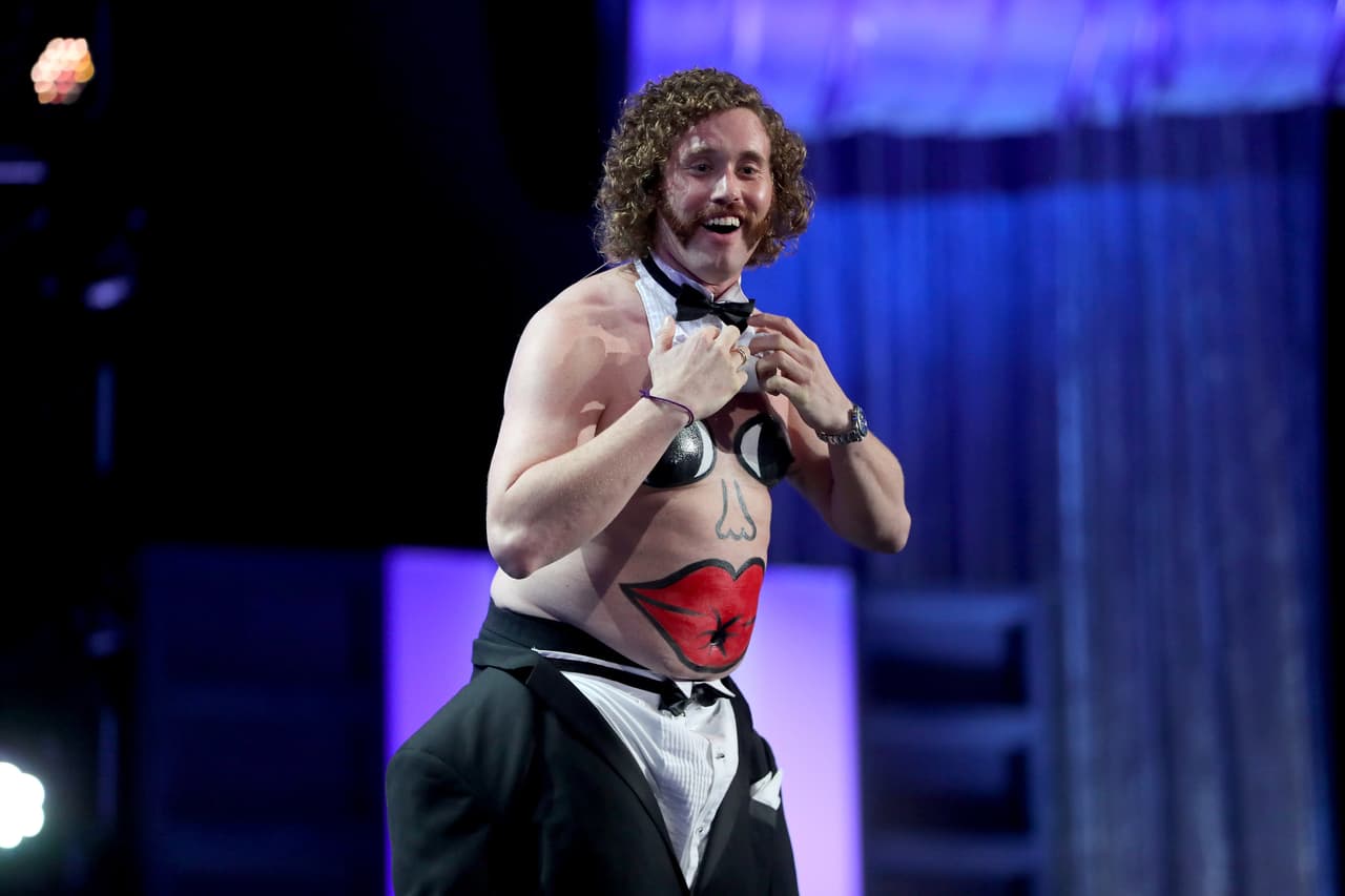 El actor T.J. Miller fue nuevamente el anfititrión de la gala que se realizó en Santa Mónica y el encargado de aportar el humor a la noche. En una edición anterior Miller también estuvo en el escenario de estos premios para recibir el reconocimiento como mejor actor secundario por su papel en 'Sillicon Valley'.