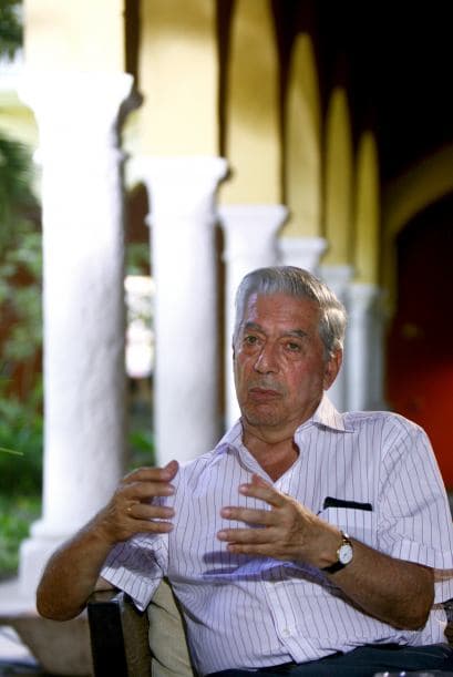 Nació en Arequipa, sur de Perú, el 28 de marzo de 1936, y fue educado por su madre y sus abuelos maternos en Cochabamba (Bolivia) y luego en Perú. Estudió en la Academia militar Leoncio Prado de Lima y obtuvo una licencia de letras en la Universidad San Marcos de Lima.