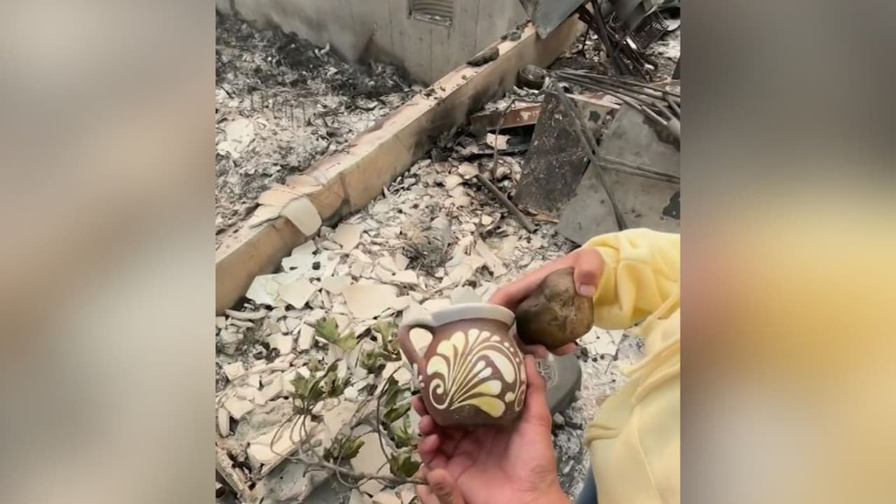 Familia hispana logra recuperar una taza entre las cenizas de su hogar tras los incendios en Washington