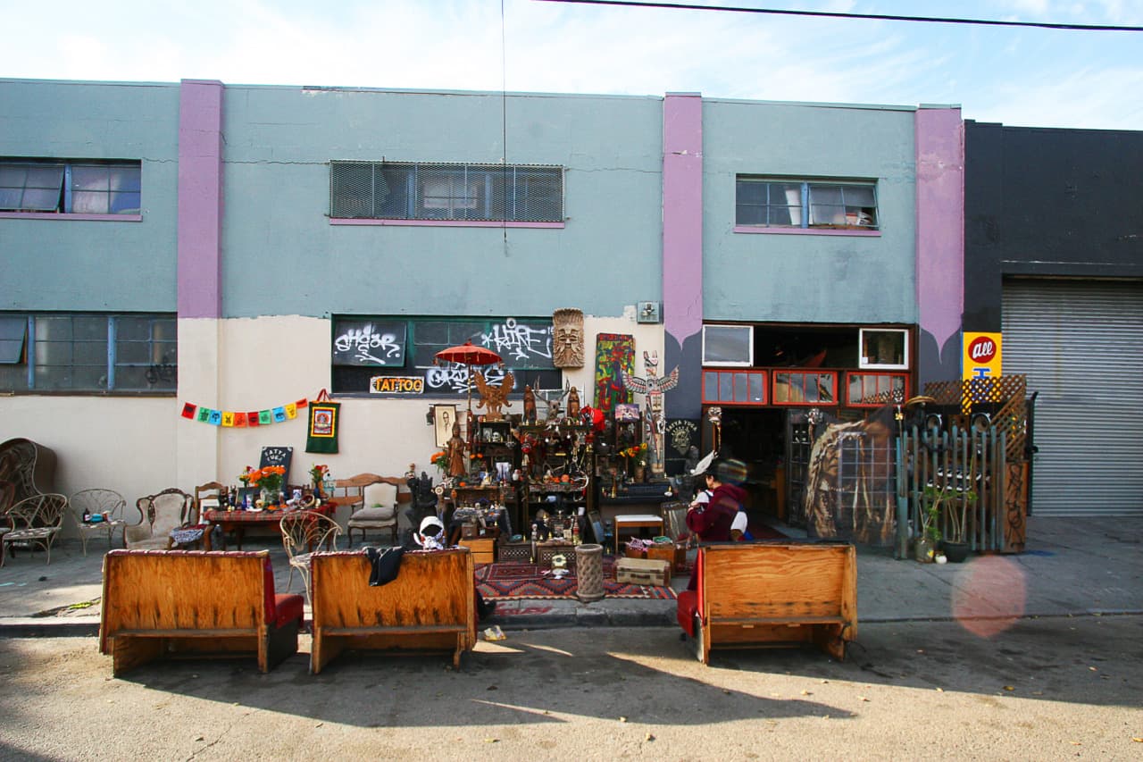 Ubicada en el 1305 de la Avenida 31, justo en el corazón del barrio latino de Oakland conocido como Fruitvale, la bodega ‘Ghost Ship’ no era ajena a las autoridades de la ciudad, pues 
<a href="https://www.univision.com/local/san-francisco-kdtv/ninguno-de-los-dos-acusados-por-el-incendio-en-oakland-que-dejo-36-muertos-fue-encontrado-culpable">contaba con múltiples irregularidades</a> en su interior.