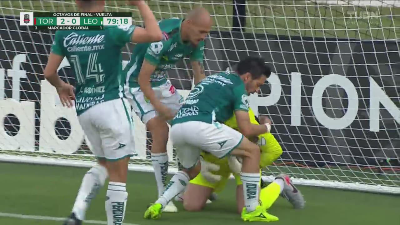 ¡León tiene vida! Fernando Navarro anota el 2-1 y luego Bono arma show
