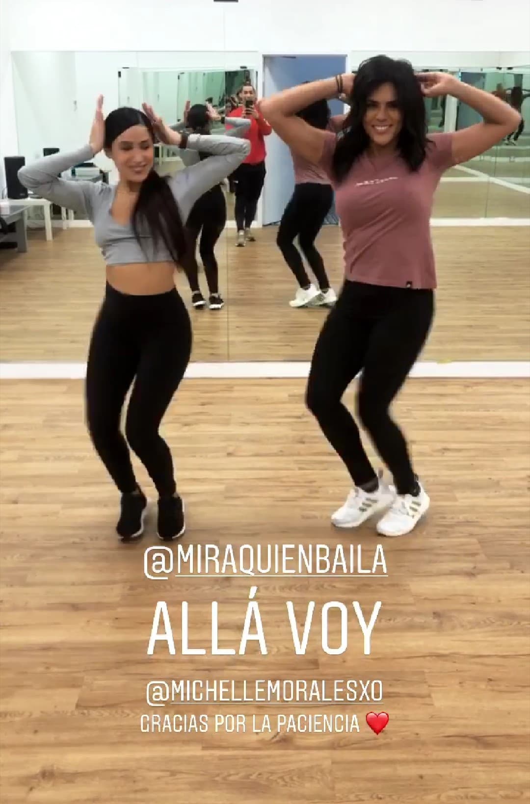 Por esta vez, la presentadora de 30 años cambió los micrófonos por la pista y desde el viernes 17 de enero la vimos ensayando para la presentación.