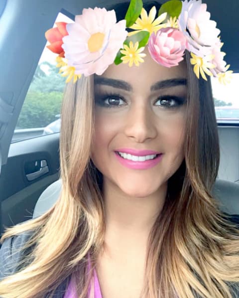 Los filtros de la aplicación Snapchat son muy divertidos y 
<a href="https://www.univision.com/shows/el-gordo-y-la-flaca/clarissa-molina-lamenta-la-muerte-de-una-persona-muy-especial-en-su-vida-fotos">Clary</a> eligió una corona de flores que adornaron muy bien su cara, aunque ya casi no los utiliza para sus selfies.
<br>