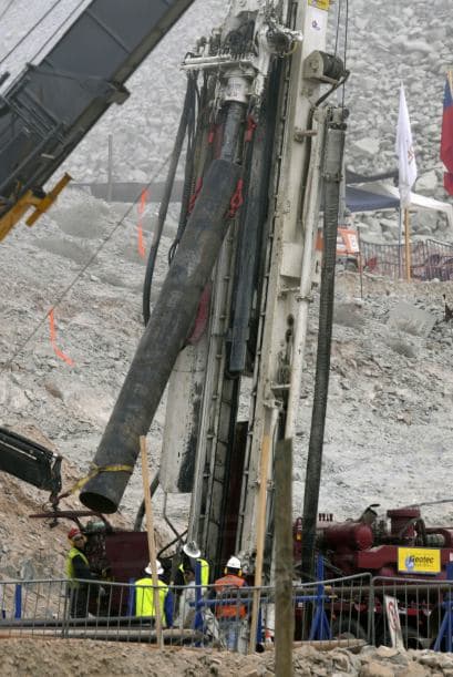 El ministro de Salud, Jaime Mañalich, dijo que cuatro rescatistas bajarán hasta donde se encuentran los trabajadores, antes de comenzar el rescate.