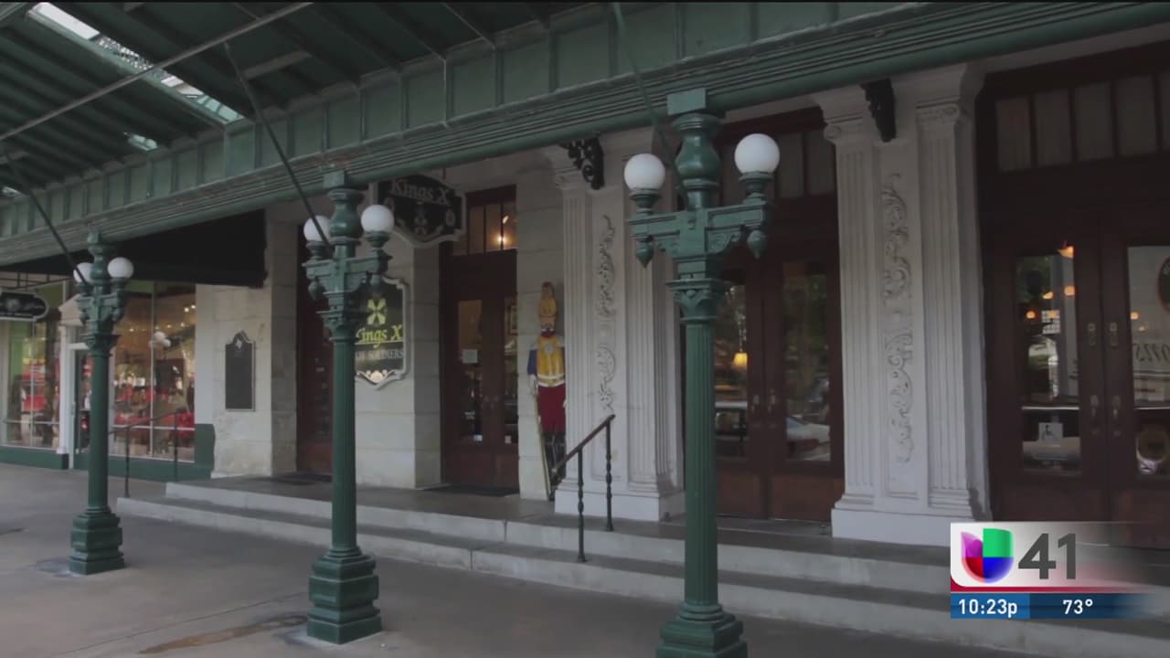 Ivania García hace un recorrido por los lugares históricos de San Antonio que son considerados como embrujados por muchos residentes.