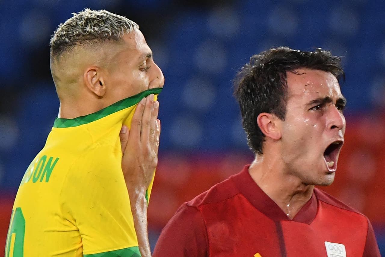 Unai Simón veía como el esférico se iba volado y el brasileño no cabía de vergüenza.