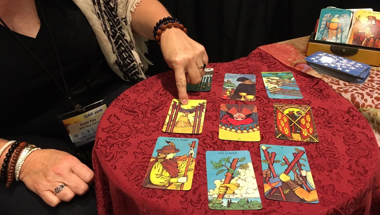 La gitana Katie Kay lee sus cartas.